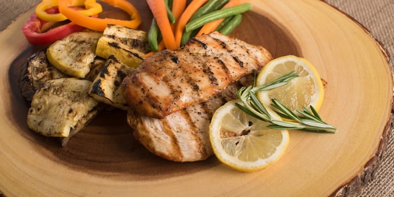 Grilled chicken breast with vegetables